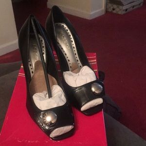 BCBG BLACK ANNIE HEELS